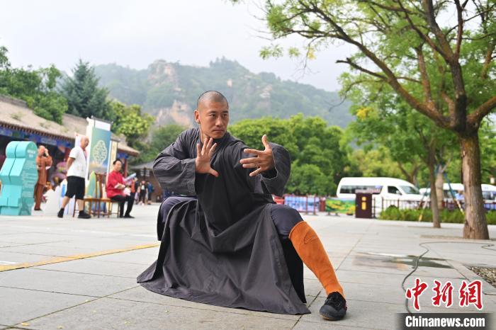 7月14日，甘肅省平?jīng)鍪嗅轻忌骄皡^(qū)內(nèi)，嵩山少林弟子展示武藝。7月13日至14日，“2024年北京體育大學(xué)第十五屆國際武術(shù)比賽交流大會(huì)暨首屆崆峒山國際武術(shù)大會(huì)”舉行，大會(huì)也在崆峒山景區(qū)進(jìn)行問道崆峒、武術(shù)高級研修班、崆峒拜師等系列活動(dòng)。中新社記者 李亞龍 攝</p>
<p>