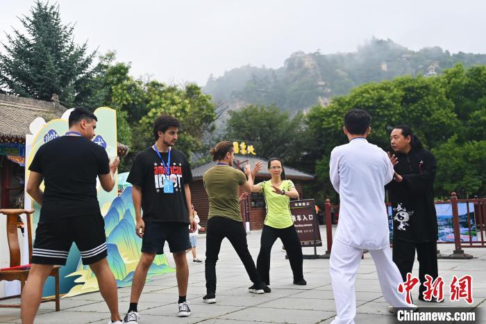 7月14日，甘肅省平?jīng)鍪嗅轻忌骄皡^(qū)內(nèi)，外籍武術(shù)愛好者學(xué)習(xí)崆峒派武術(shù)。7月13日至14日，“2024年北京體育大學(xué)第十五屆國際武術(shù)比賽交流大會(huì)暨首屆崆峒山國際武術(shù)大會(huì)”舉行，大會(huì)也在崆峒山景區(qū)進(jìn)行問道崆峒、武術(shù)高級研修班、崆峒拜師等系列活動(dòng)。中新社記者 李亞龍 攝</p>
<p>
