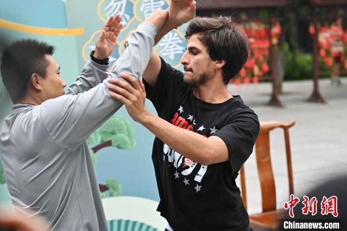 7月14日，甘肅省平?jīng)鍪嗅轻忌骄皡^(qū)內(nèi)，外籍武術(shù)愛好者(右)進(jìn)行忽雷太極拳切磋。7月13日至14日，“2024年北京體育大學(xué)第十五屆國際武術(shù)比賽交流大會(huì)暨首屆崆峒山國際武術(shù)大會(huì)”舉行，大會(huì)也在崆峒山景區(qū)進(jìn)行問道崆峒、武術(shù)高級研修班、崆峒拜師等系列活動(dòng)。中新社記者 李亞龍 攝</p>
<p>