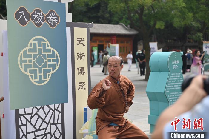 7月14日，甘肅省平?jīng)鍪嗅轻忌骄皡^(qū)內(nèi)，八極拳傳承人展示八極拳。7月13日至14日，“2024年北京體育大學(xué)第十五屆國際武術(shù)比賽交流大會(huì)暨首屆崆峒山國際武術(shù)大會(huì)”舉行，大會(huì)也在崆峒山景區(qū)進(jìn)行問道崆峒、武術(shù)高級研修班、崆峒拜師等系列活動(dòng)。中新社記者 李亞龍 攝</p>
<p>