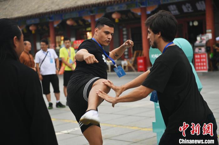 7月14日，甘肅省平?jīng)鍪嗅轻忌骄皡^(qū)內(nèi)，外籍武術(shù)愛好者切磋武藝。7月13日至14日，“2024年北京體育大學(xué)第十五屆國際武術(shù)比賽交流大會(huì)暨首屆崆峒山國際武術(shù)大會(huì)”舉行，大會(huì)也在崆峒山景區(qū)進(jìn)行問道崆峒、武術(shù)高級研修班、崆峒拜師等系列活動(dòng)。中新社記者 李亞龍 攝