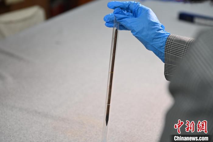 2024年5月7日，甘肅省博物館館藏國寶級(jí)文物“白馬作”毛筆。李亞龍　攝