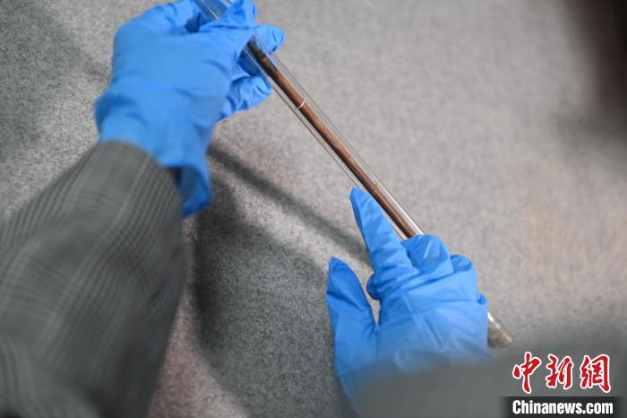 2024年5月7日，拍攝的甘肅省博物館館藏國寶級(jí)文物“白馬作”毛筆。李亞龍　攝