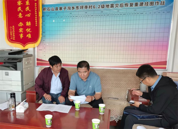 州縣紀(jì)委監(jiān)委機關(guān)聯(lián)合督查組對下沉干部 、駐村干部 、包村組長、村干部 “四級”干部履職到崗情況，以及工作日志和民情臺賬、訴求臺賬進行日常監(jiān)督檢查，壓實工作責(zé)任。.jpg