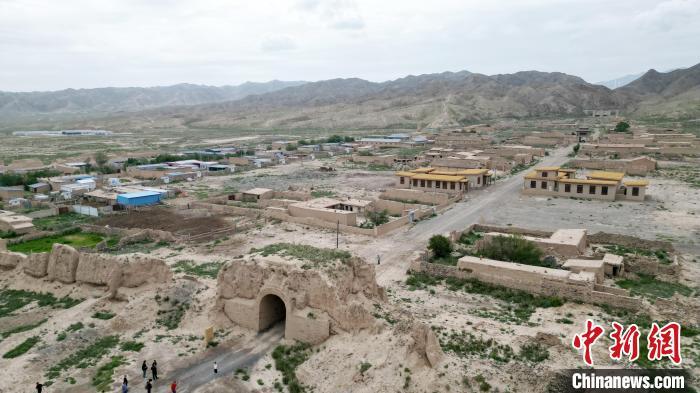 7月13日，位于山丹漢明長城遺址里的硤口古城。(無人機(jī)圖片) 　九美旦增 攝