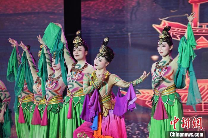 7月19日晚，第五屆黃河之濱文藝展演在蘭州體育文化廣場開幕。圖為開幕式演出敦煌舞蹈。張曦予 攝