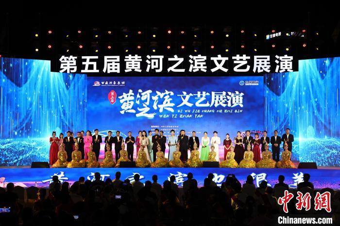 7月19日晚，第五屆黃河之濱文藝展演在蘭州體育文化廣場開幕。張曦予 攝