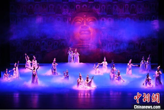 7月18日晚，中國經典舞劇《絲路花雨》在甘肅蘭州黃河劇院進行演出。中國經典舞劇《絲路花雨》迎來45周年，7月17日-8月4日在蘭州開啟為期多天的駐場演出。該舞劇取材于敦煌莫高窟壁畫，集中國霓裳羽衣舞、敦煌舞、印度舞、黑巾舞、波斯馬鈴舞等于一身，自1979年演出至今，該劇先后在40多個國家和地區(qū)演出近4000場，觀眾550多萬人次。中新社記者 李亞龍 攝</p>
<p>