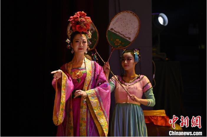 7月18日晚，中國經典舞劇《絲路花雨》在甘肅蘭州黃河劇院進行演出。中國經典舞劇《絲路花雨》迎來45周年，7月17日-8月4日在蘭州開啟為期多天的駐場演出。該舞劇取材于敦煌莫高窟壁畫，集中國霓裳羽衣舞、敦煌舞、印度舞、黑巾舞、波斯馬鈴舞等于一身，自1979年演出至今，該劇先后在40多個國家和地區(qū)演出近4000場，觀眾550多萬人次。中新社記者 李亞龍 攝</p>
<p>