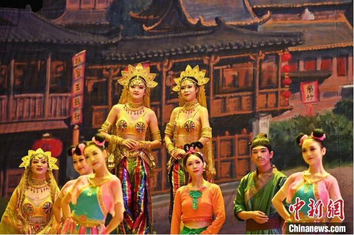 7月18日晚，中國經典舞劇《絲路花雨》在甘肅蘭州黃河劇院進行演出。中國經典舞劇《絲路花雨》迎來45周年，7月17日-8月4日在蘭州開啟為期多天的駐場演出。該舞劇取材于敦煌莫高窟壁畫，集中國霓裳羽衣舞、敦煌舞、印度舞、黑巾舞、波斯馬鈴舞等于一身，自1979年演出至今，該劇先后在40多個國家和地區(qū)演出近4000場，觀眾550多萬人次。中新社記者 李亞龍 攝</p>
<p>