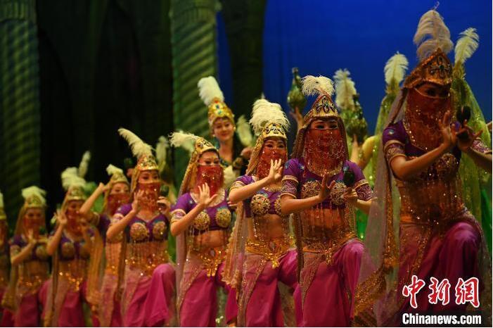 7月18日晚，中國經典舞劇《絲路花雨》在甘肅蘭州黃河劇院進行演出。中國經典舞劇《絲路花雨》迎來45周年，7月17日-8月4日在蘭州開啟為期多天的駐場演出。該舞劇取材于敦煌莫高窟壁畫，集中國霓裳羽衣舞、敦煌舞、印度舞、黑巾舞、波斯馬鈴舞等于一身，自1979年演出至今，該劇先后在40多個國家和地區(qū)演出近4000場，觀眾550多萬人次。中新社記者 李亞龍 攝</p>
<p>