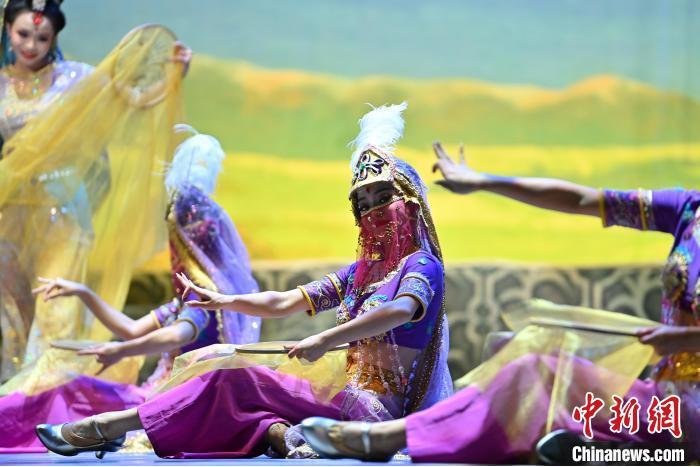 7月18日晚，中國經典舞劇《絲路花雨》在甘肅蘭州黃河劇院進行演出。中國經典舞劇《絲路花雨》迎來45周年，7月17日-8月4日在蘭州開啟為期多天的駐場演出。該舞劇取材于敦煌莫高窟壁畫，集中國霓裳羽衣舞、敦煌舞、印度舞、黑巾舞、波斯馬鈴舞等于一身，自1979年演出至今，該劇先后在40多個國家和地區(qū)演出近4000場，觀眾550多萬人次。中新社記者 李亞龍 攝</p>
<p>