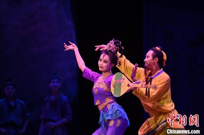 7月18日晚，中國經典舞劇《絲路花雨》在甘肅蘭州黃河劇院進行演出。中國經典舞劇《絲路花雨》迎來45周年，7月17日-8月4日在蘭州開啟為期多天的駐場演出。該舞劇取材于敦煌莫高窟壁畫，集中國霓裳羽衣舞、敦煌舞、印度舞、黑巾舞、波斯馬鈴舞等于一身，自1979年演出至今，該劇先后在40多個國家和地區(qū)演出近4000場，觀眾550多萬人次。中新社記者 李亞龍 攝</p>
<p>
