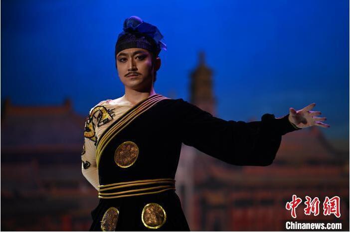 7月18日晚，中國經典舞劇《絲路花雨》在甘肅蘭州黃河劇院進行演出。中國經典舞劇《絲路花雨》迎來45周年，7月17日-8月4日在蘭州開啟為期多天的駐場演出。該舞劇取材于敦煌莫高窟壁畫，集中國霓裳羽衣舞、敦煌舞、印度舞、黑巾舞、波斯馬鈴舞等于一身，自1979年演出至今，該劇先后在40多個國家和地區(qū)演出近4000場，觀眾550多萬人次。中新社記者 李亞龍 攝
