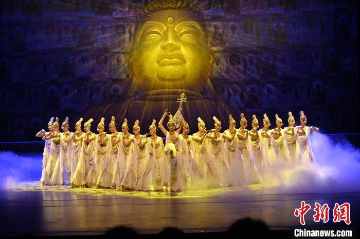 7月18日晚，中國經(jīng)典舞劇《絲路花雨》在甘肅蘭州黃河劇院演出。李亞龍 攝