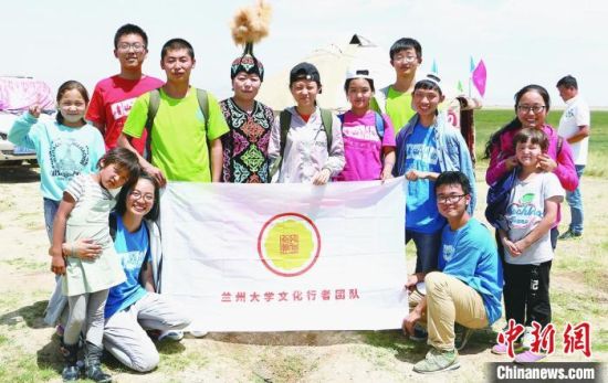 圖為蘭州大學(xué)文化行者團隊走進民族社區(qū)。(資料圖)蘭州大學(xué)供圖