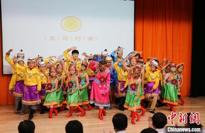 圖為蘭州大學(xué)文化行者團隊走進民族社區(qū)，開展系列活動。(資料圖)蘭州大學(xué)供圖