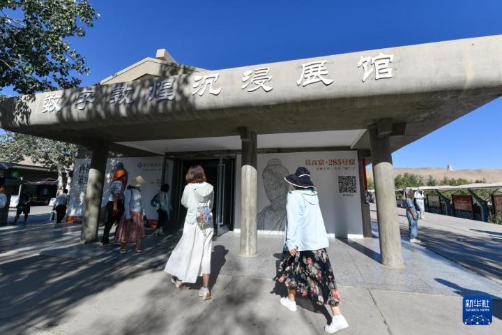 7月22日，游客排隊(duì)進(jìn)入“尋境敦煌——數(shù)字敦煌沉浸展”場(chǎng)館。新華社記者 郎兵兵 攝</p>
<p>