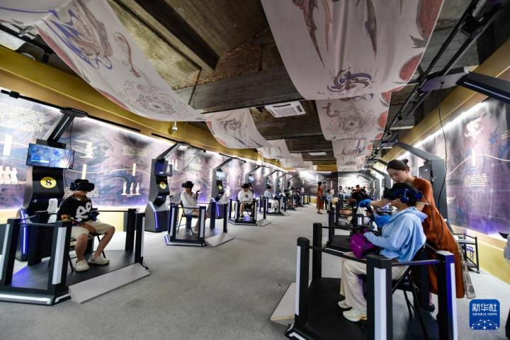 7月22日，游客線下體驗(yàn)“尋境敦煌——數(shù)字敦煌沉浸展”。新華社記者 郎兵兵 攝</p>
<p>