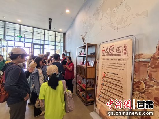 近日，玉門關(guān)遺址景區(qū)開啟了一場精彩紛呈的玉關(guān)詩詞挑戰(zhàn)賽，吸引眾多游人參與其中。玉門關(guān)遺址景區(qū)供圖