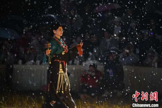 圖為2024年8月6日晚大賽現(xiàn)場模特進行比賽。李亞龍 攝