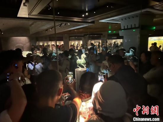 8月17日至23日，“濃濃民族情 兩岸一家親”臺(tái)灣同胞參訪團(tuán)甘肅行交流活動(dòng)在甘肅展開。圖為臺(tái)胞參觀甘肅省博物館。中新社記者 閆姣 攝