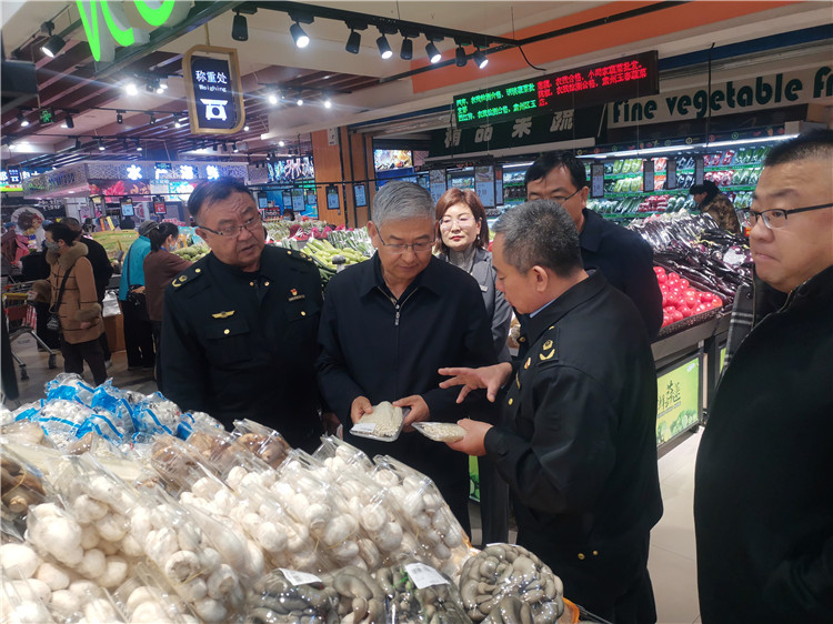 圖為市委常委、市紀(jì)委書記、市監(jiān)委主任張學(xué)勇調(diào)研食品安全責(zé)任包保企業(yè)西部天地商貿(mào)有限責(zé)任公司.jpg