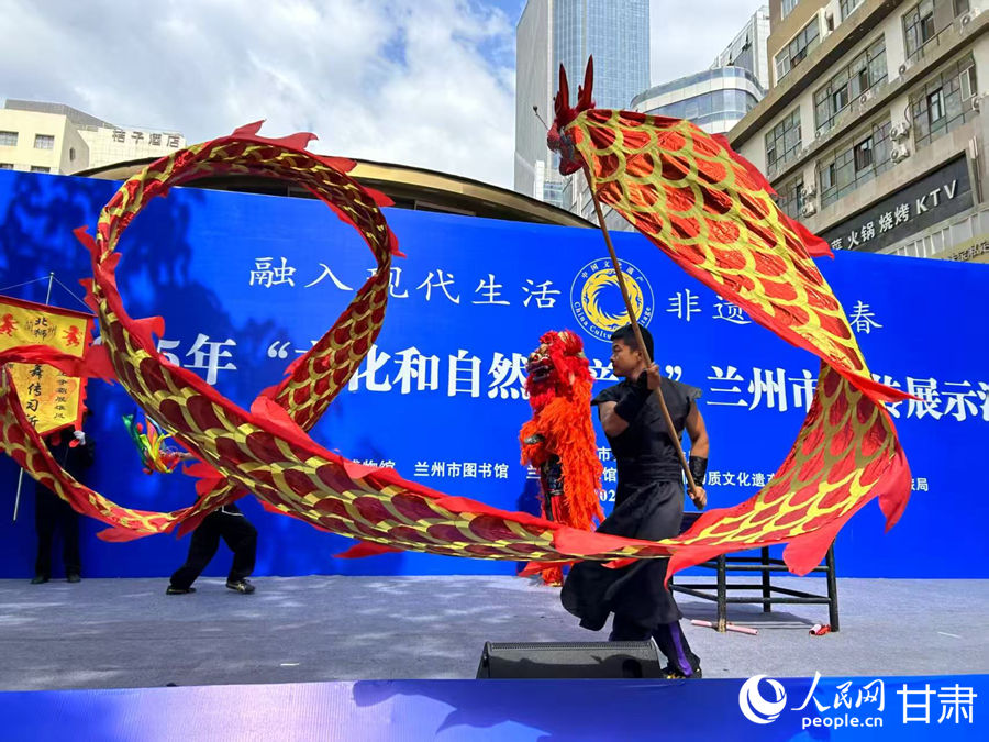 柴宗峰在2025年“文化和自然遺產(chǎn)日”蘭州市非遺宣傳展示活動中表演舞獅。人民網(wǎng)記者 焦隆攝